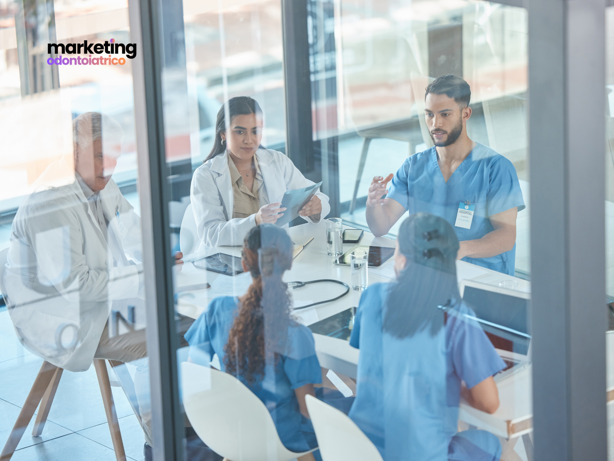 Team di studio dentistico in riunione mentre analizza dati e performance su laptop o tablet